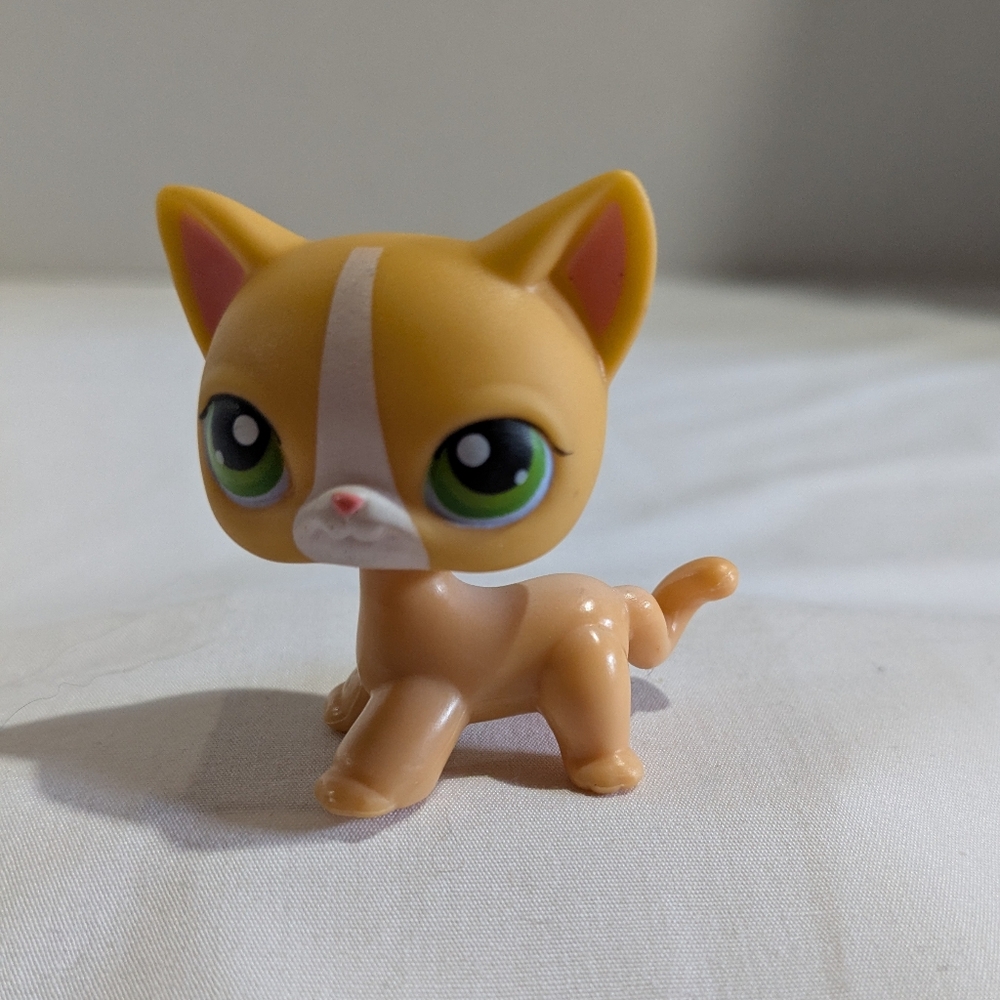 Littlest Pet Shop LPS #72 Shorthair Cat Kitten With Red Magnet 2004 Hasbro